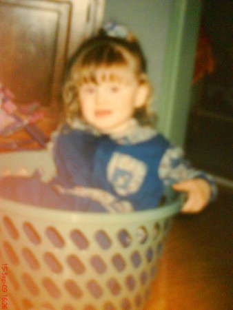 Kim in een wasmand.