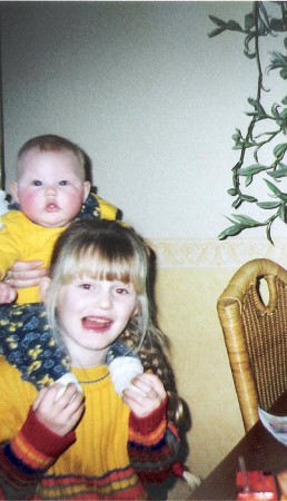 Kim samen met kleine zusje Nina.