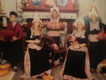 In Volendam. (Safa, Kim, Liane, Mama, Nina)